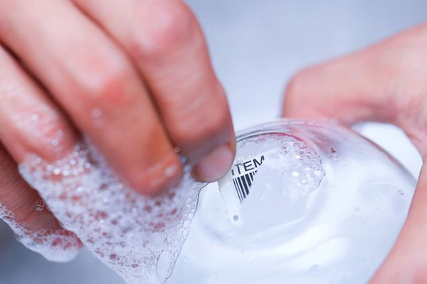  Cách làm sạch keo dán trên kính với hỗn hợp xà phòng và nước