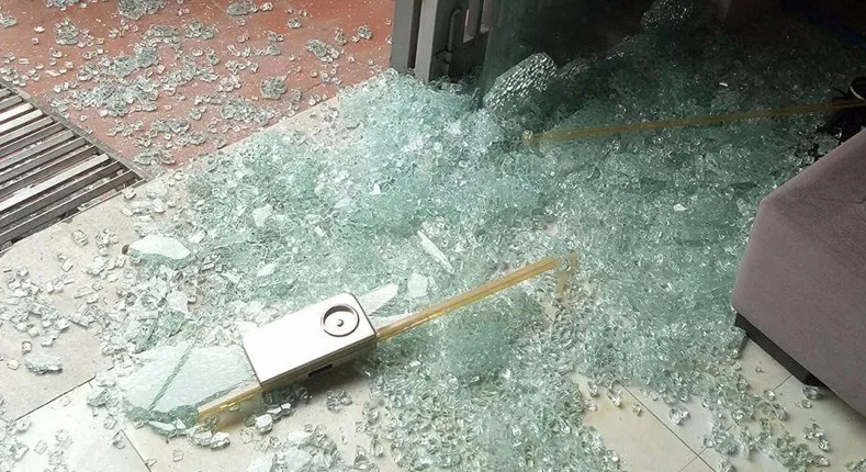 Cửa kính dễ nổ vỡ